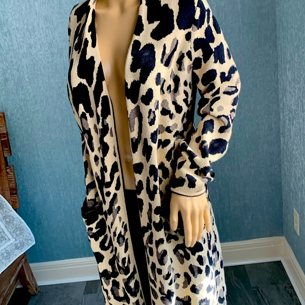Sweater cardigan with 2 pockets. Hits just above the knee